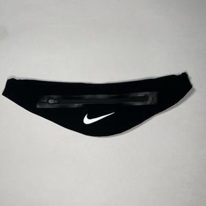 BLACK NIKE RUNNERS POUCH